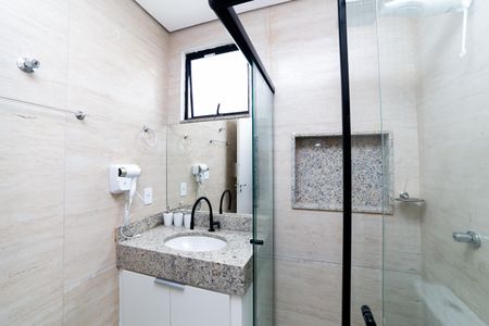 Banheiro Social de kitnet/studio para alugar com 1 quarto, 28m² em Minas Brasil, Belo Horizonte