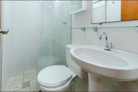 Banheiro de kitnet/studio para alugar com 1 quarto, 30m² em João Pinheiro, Belo Horizonte