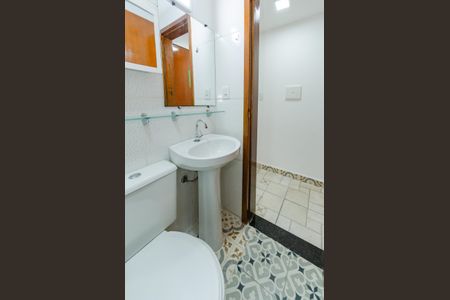 Banheiro de kitnet/studio para alugar com 1 quarto, 30m² em João Pinheiro, Belo Horizonte