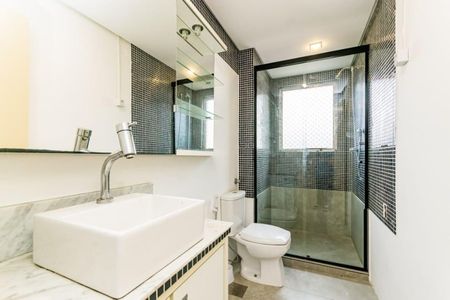 Banheiro de apartamento para alugar com 2 quartos, 84m² em Santana, Porto Alegre