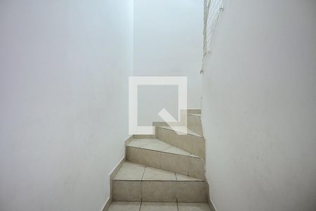 Escada de casa para alugar com 3 quartos, 130m² em Parque das Cigarreiras, Taboão da Serra