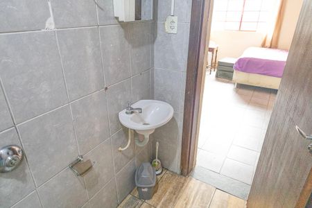 Banheiro de kitnet/studio para alugar com 1 quarto, 22m² em Canaa, Belo Horizonte