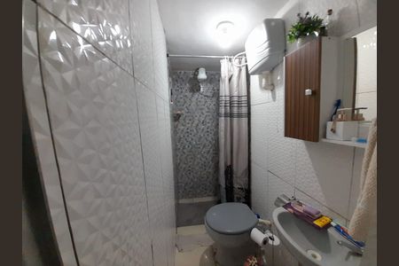 Banheiro de kitnet/studio para alugar com 1 quarto, 27m² em Parque Senhor do Bonfim, Duque de Caxias