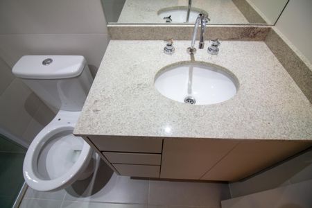 Banheiro de kitnet/studio para alugar com 1 quarto, 25m² em Jardim das Acacias, São Paulo