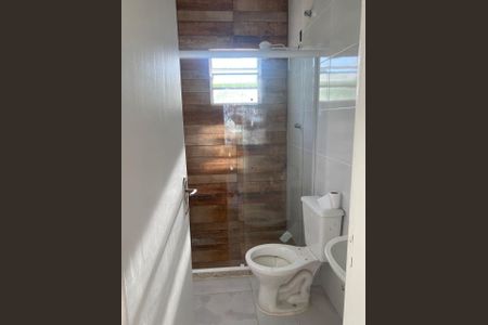 Banheiro de casa de condomínio para alugar com 2 quartos, 75m² em Parque Uruguaiana, Duque de Caxias