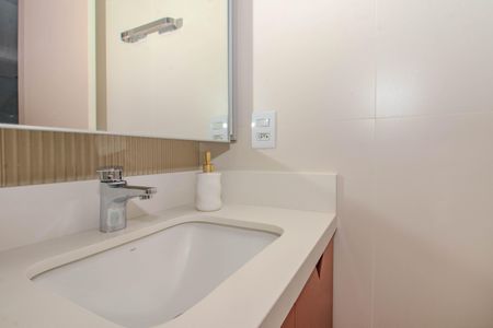 Banheiro de kitnet/studio para alugar com 1 quarto, 28m² em Independência, Porto Alegre