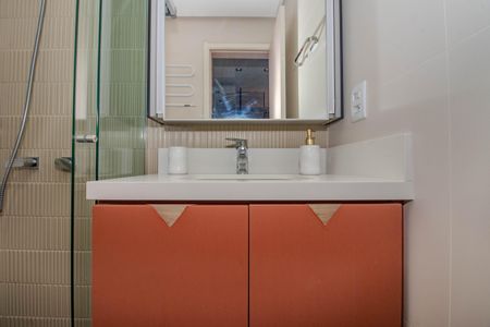 Banheiro de kitnet/studio para alugar com 1 quarto, 28m² em Independência, Porto Alegre