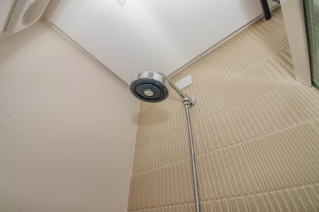 Banheiro de kitnet/studio para alugar com 1 quarto, 28m² em Independência, Porto Alegre