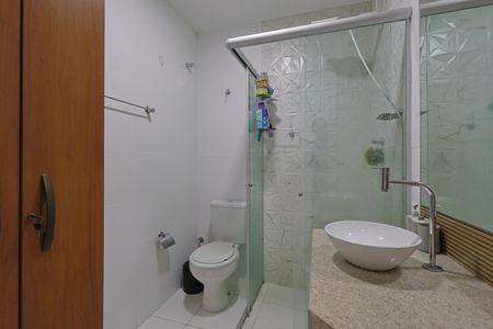 Banheiro de kitnet/studio à venda com 1 quarto, 30m² em Santo Agostinho, Belo Horizonte