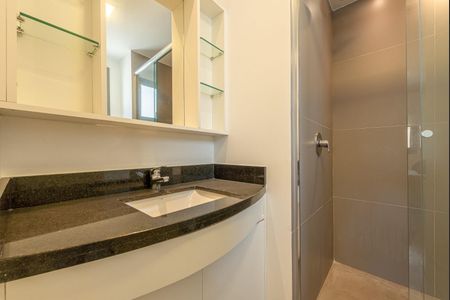 Banheiro de kitnet/studio para alugar com 1 quarto, 41m² em Bela Vista, Porto Alegre