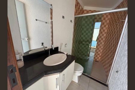 Banheiro de casa para alugar com 4 quartos, 200m² em Alto Umuarama, Uberlândia