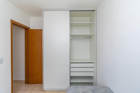 Quarto 2 de apartamento para alugar com 2 quartos, 48m² em Conjunto Helena Antipoff, Belo Horizonte
