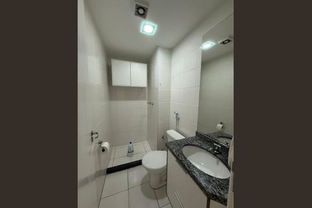 Banheiro de apartamento à venda com 1 quarto, 57m² em Jardim Calux, São Bernardo do Campo
