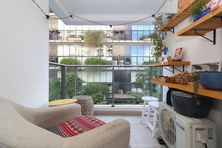 Varanda de kitnet/studio à venda com 2 quartos, 56m² em Vila Madalena, São Paulo