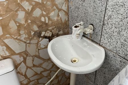 Banheiro de casa para alugar com 1 quarto, 15m² em Estuário, Santos