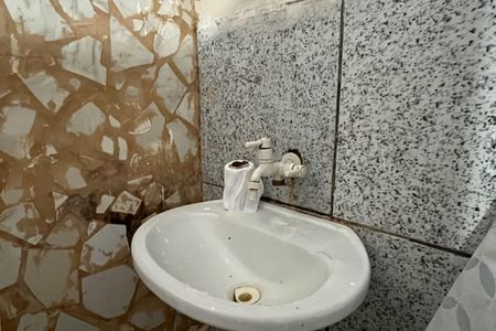 Banheiro de casa para alugar com 1 quarto, 15m² em Estuário, Santos