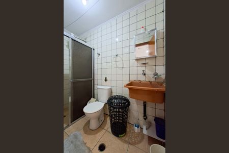 Banheiro de kitnet/studio para alugar com 0 quarto, 38m² em Nova Mirim, Praia Grande