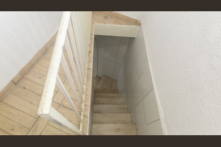 Escada de casa para alugar com 2 quartos, 70m² em Vila Nova Carolina, São Paulo