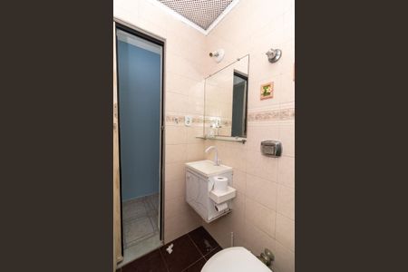 Banheiro de casa de condomínio para alugar com 2 quartos, 70m² em Bangu, Rio de Janeiro