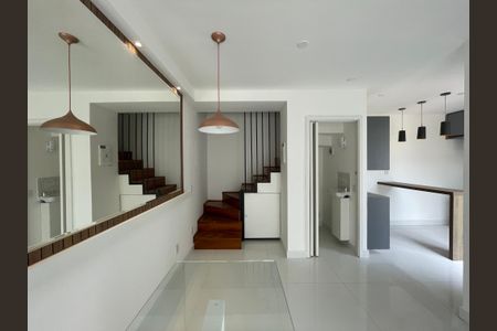 Sala de casa de condomínio para alugar com 2 quartos, 71m² em Jardim dos Pereiras (caucaia do Alto), Cotia