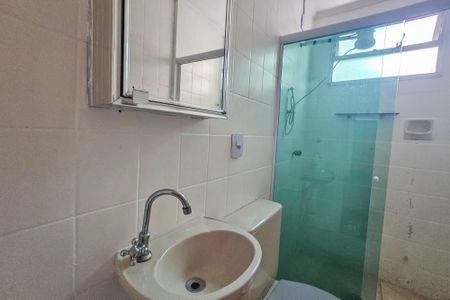 Banheiro de apartamento para alugar com 1 quarto, 45m² em Jardim Belmar, Guarujá
