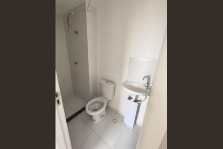 Banheiro de apartamento para alugar com 1 quarto, 27m² em Jardim Imperador (Zona Leste), São Paulo