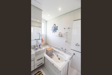 Banheiro da Suíte de casa de condomínio à venda com 5 quartos, 450m² em Residencial Nove (alphaville), Santana de Parnaíba