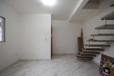 Sala de casa para alugar com 2 quartos, 56m² em Jardim Nadir, São Paulo