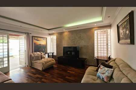 Casa para alugar com 3 quartos, 237m² em Jardim Santa Teresa, Jundiaí