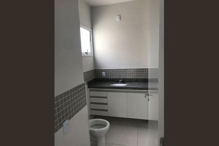 Banheiro de apartamento para alugar com 2 quartos, 58m² em Jardim Holanda, Uberlândia