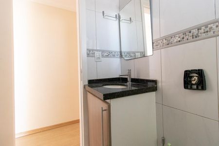 Banheiro Corredor de apartamento para alugar com 3 quartos, 60m² em Novo Mundo, Curitiba