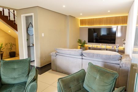 Sala de casa à venda com 4 quartos, 384m² em Santa Cruz Industrial, Contagem