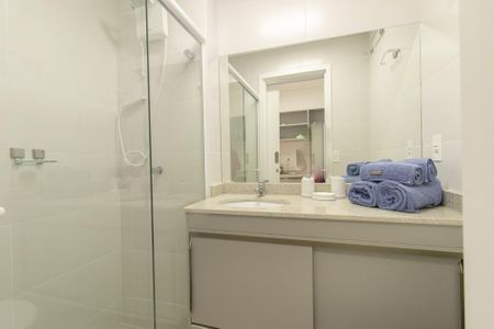 Banheiro Social de kitnet/studio para alugar com 1 quarto, 19m² em Centro, Curitiba