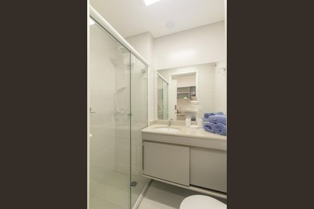 Banheiro Social de kitnet/studio para alugar com 1 quarto, 19m² em Centro, Curitiba