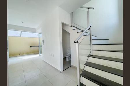 Sala e Cozinha de casa de condomínio à venda com 2 quartos, 52m² em Santa Maria, Osasco