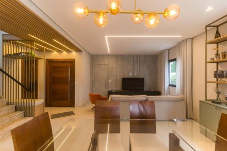 Sala de casa de condomínio para alugar com 4 quartos, 300m² em Jardim Rodeio, Mogi das Cruzes