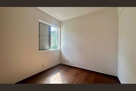 Quarto de apartamento para alugar com 3 quartos, 95m² em Buritis, Belo Horizonte