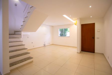 Sala de casa de condomínio para alugar com 3 quartos, 110m² em Maria Paula, São Gonçalo