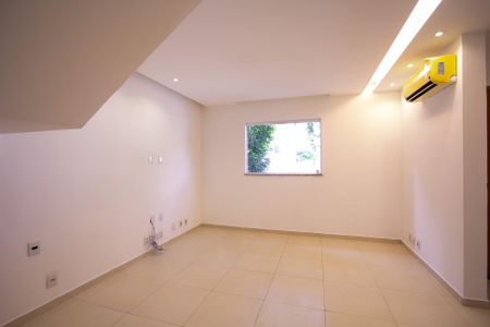 Sala de casa de condomínio para alugar com 3 quartos, 110m² em Maria Paula, São Gonçalo