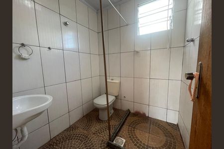 Banheiro de kitnet/studio para alugar com 1 quarto, 32m² em Senador Vasconcelos, Rio de Janeiro