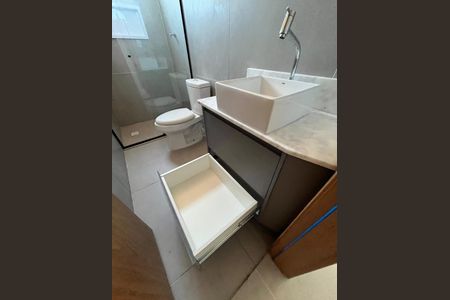 Banheiro de casa de condomínio para alugar com 1 quarto, 33m² em Macuco, Santos