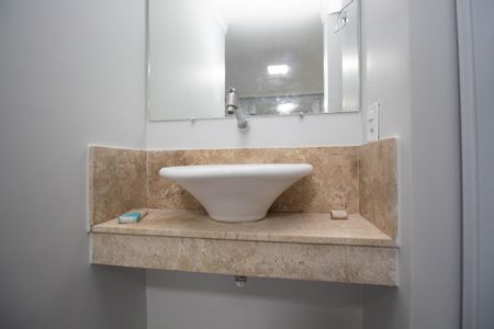 Banheiro Social de kitnet/studio para alugar com 1 quarto, 32m² em Qd 301, Brasília