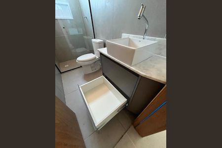 Banheiro de casa de condomínio para alugar com 1 quarto, 33m² em Macuco, Santos