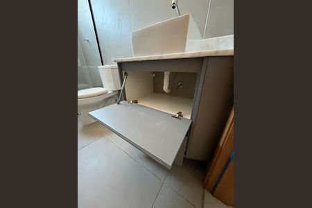Banheiro de casa de condomínio para alugar com 1 quarto, 33m² em Macuco, Santos