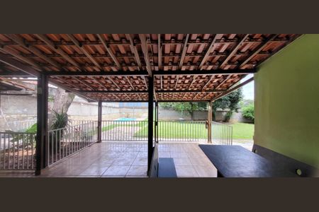 vista sala de casa para alugar com 3 quartos, 950m² em Betim Industrial, Betim