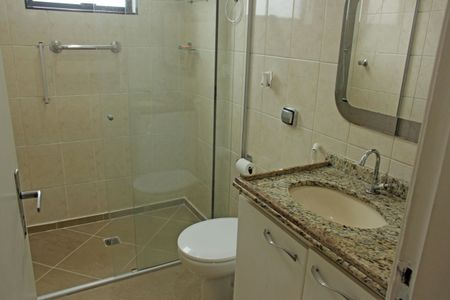 Banheiro de apartamento para alugar com 1 quarto, 60m² em Campo Grande, Santos