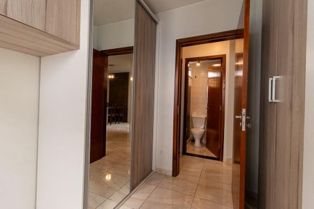 Quarto 1 de apartamento para alugar com 2 quartos, 53m² em Capão Raso, Curitiba