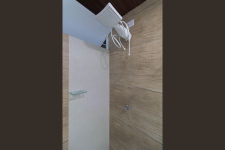 Banheiro de kitnet/studio para alugar com 1 quarto, 18m² em Parque Cisper, São Paulo