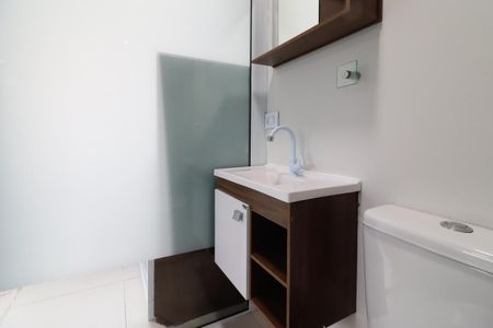 Banheiro de kitnet/studio para alugar com 1 quarto, 21m² em Parque Cisper, São Paulo