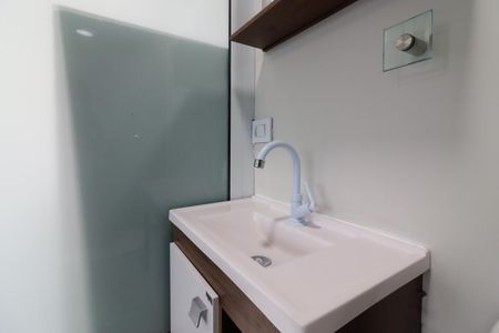 Banheiro de kitnet/studio para alugar com 1 quarto, 21m² em Parque Cisper, São Paulo